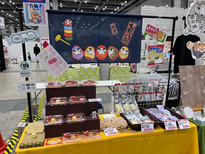 イベントでの牛人さんのブース。かわいいものがたくさん！▶アクキーもたくさん！（⇒次へ）