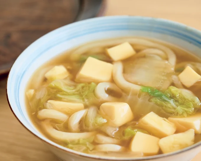 やわらかく煮たうどんは消化もよく体も芯から温まります◎「豆腐と白菜の中華風うどん」