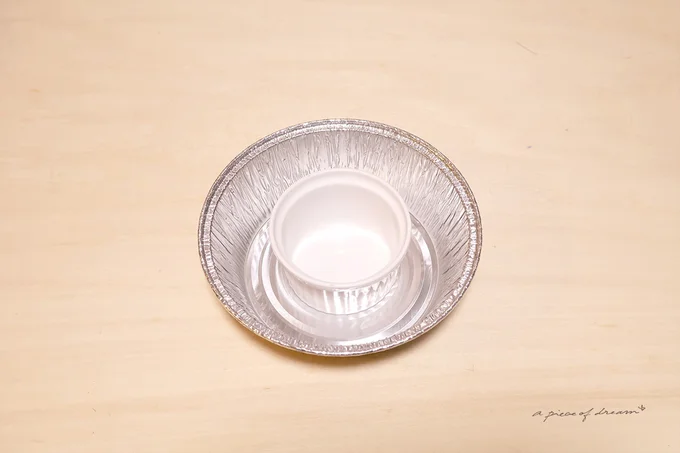 アルミボウルに小さな器をのせます　▶造花を配置したら