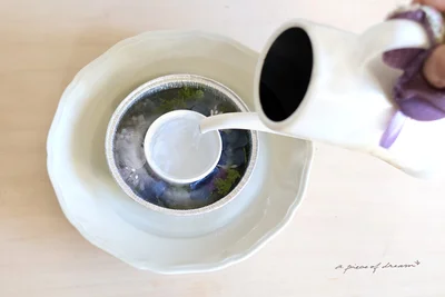 しっかり凍ったら、中央の器にお湯を注ぎます　▶完成品はこちら