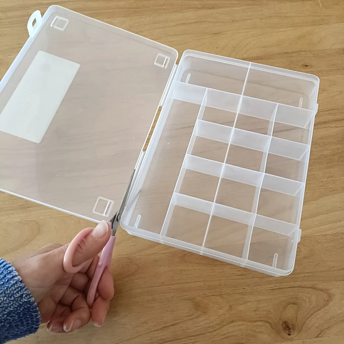 100円ショップのケースの蓋をハサミで切り落とします　