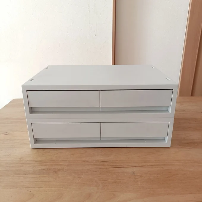 無印良品の収納ケースをどんどん上に重ねていくことが出来る