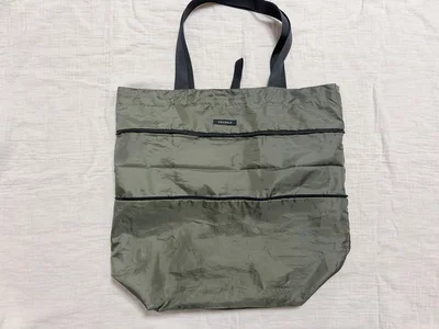 ファスナーを開くとワンサイズ大きなエコバッグに　　▶サイズが変えられる！