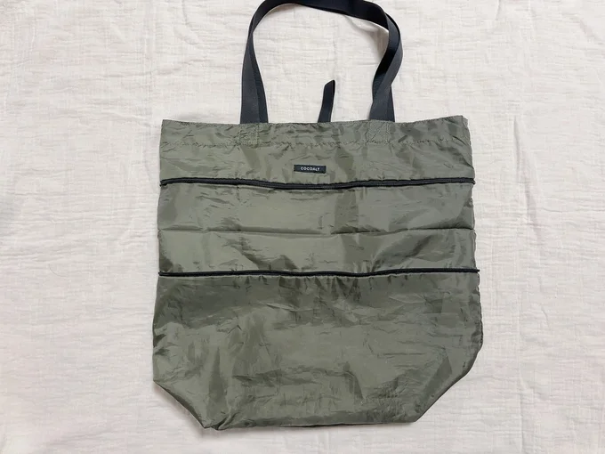 ファスナーを開くとワンサイズ大きなエコバッグに　　▶サイズが変えられる！