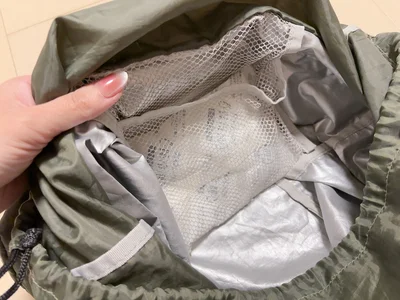 保冷剤を入れることも出来るメッシュポケット付き　　▶中身を入れると？