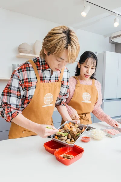 具材を均等に盛り分ける小山さん