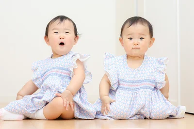 双子の女の子（⇒次へ）