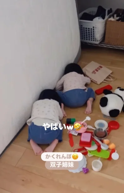 姉妹そろって丸見えです▶再び隠れた衝撃の格好とは…！？（⇒次へ）