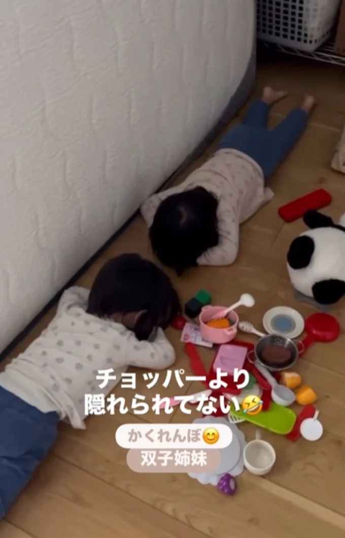 顔を伏せれば隠れていることになっている？▶頭は隠れているけど…！？（⇒次へ）