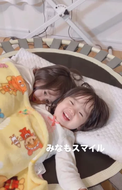 トランポリンの上で仲良く寝ています▶最近ハマっている遊びは…（⇒次へ）