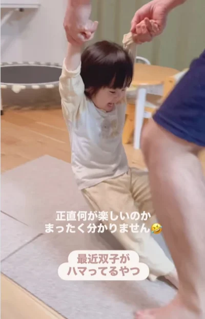 パパと手を繋いで後ろ向きに歩く遊び▶（次画像から予想外の出来事が起こる保育士時代をおもしろおかしく描いた『実録 保育士でこ先生6』が読めます）