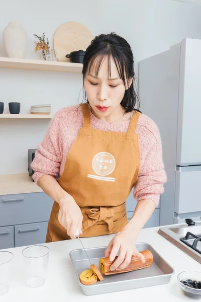 伊達巻きを切るみきさん