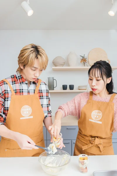 伊達巻き→栗きんとんチーズペーストの順番に重ねます