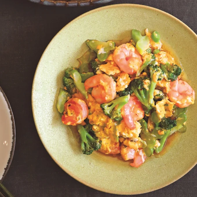 ぷりぷりのえびとふんわり卵に甘酢あんをとろりとかけて「えびとブロッコリーのかに玉風」