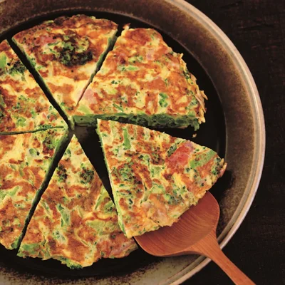 まるごと1個分を一皿に。何もつけなくてもおいしい「ブロッコリーとベーコンのオムレツ」