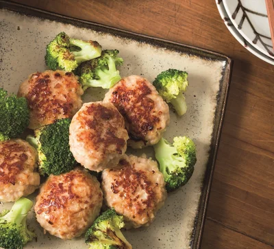 肉だねに入れるえのきたけは、長めに切ると食感が出て食べごたえUP！「えのきのみそつくね」