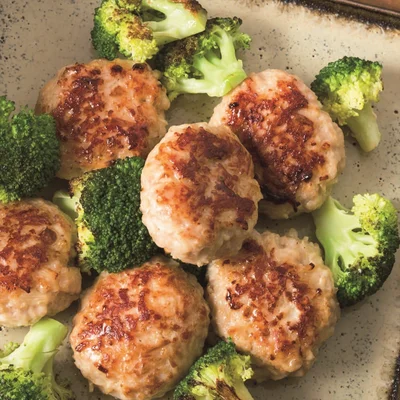 こっくり味の「つくね」と「麻婆豆腐」をブロッコリーで鮮やかアレンジ