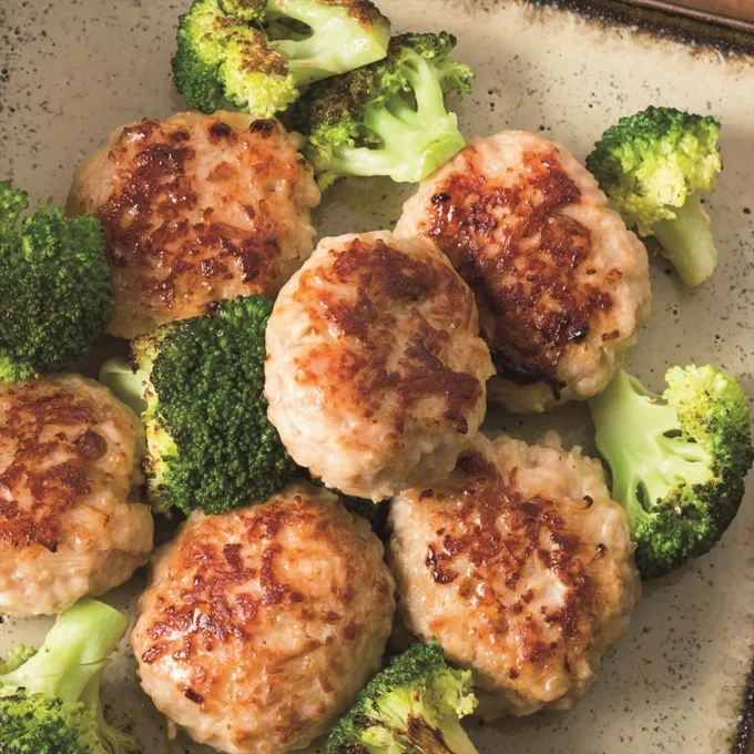 こっくり味のつくねと麻婆豆腐をブロッコリーで鮮やかアレンジ