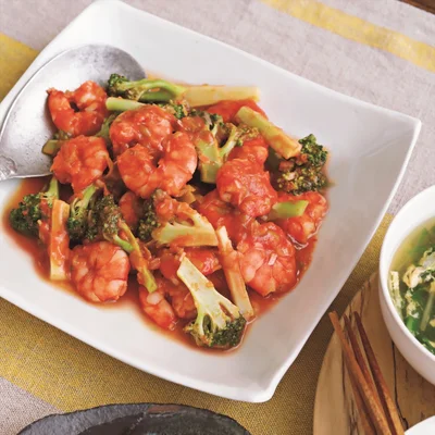  合わせ調味料に具を加えてチンするだけで本格味！「レンジえびチリ」