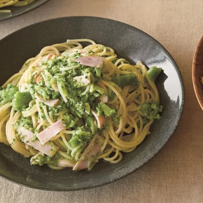 ブロッコリーが麺にからんで美味「くたくたブロッコリーのワンパンパスタ」