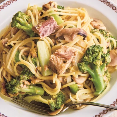 チーズや牛乳を加え、マイルドなカレー味に「さば缶とブロッコリーのワンパンカレーパスタ」