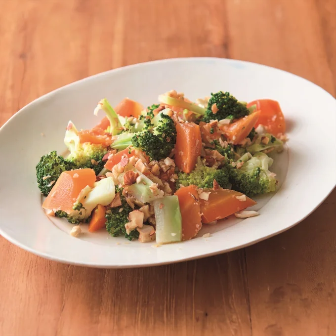 刻んだナッツがこうばしく、飽きのこない味「ブロッコリーとにんじんのホットサラダ」