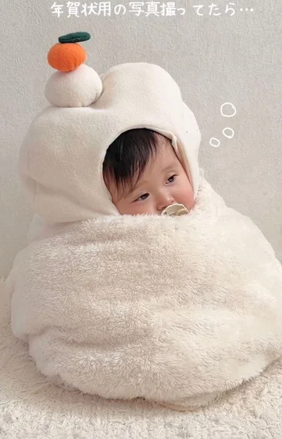 鏡餅に変身した赤ちゃん（⇒次へ）