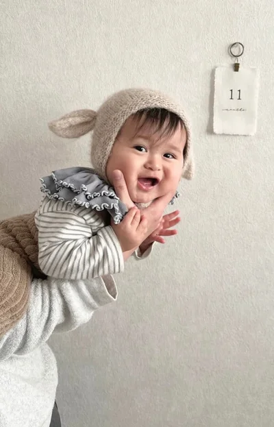 ヤギ耳のニット帽をかぶってスマイル▶写真撮影の裏側は…（⇒次へ）