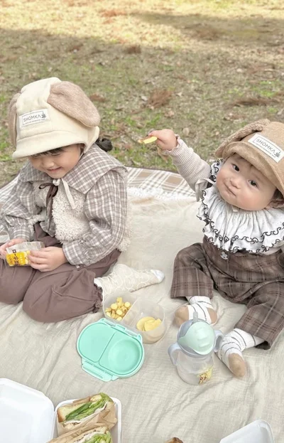 仲良くピクニックランチ▶お姉ちゃんが弟くんに…（⇒次へ）