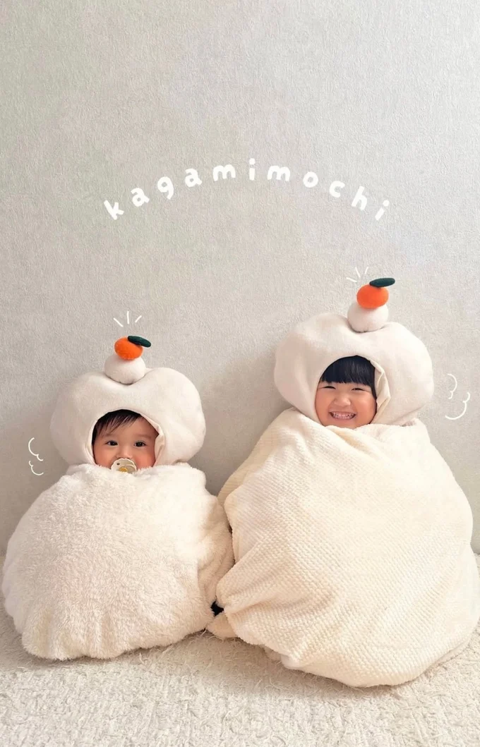 キュートなお餅姉弟▶（次画像から保育園児のおもしろエピソードが満載！『保育士でこ先生』が読めます））