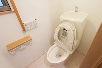 トイレの悪臭は、壁と床の掃除で一発解決！