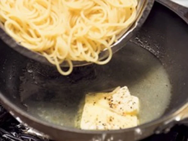 スパゲッティがゆで上がる直前に、2のフライパンを中火にかける