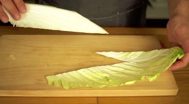 包丁をV字に入れる ▶︎軸をとろとろにするコツ