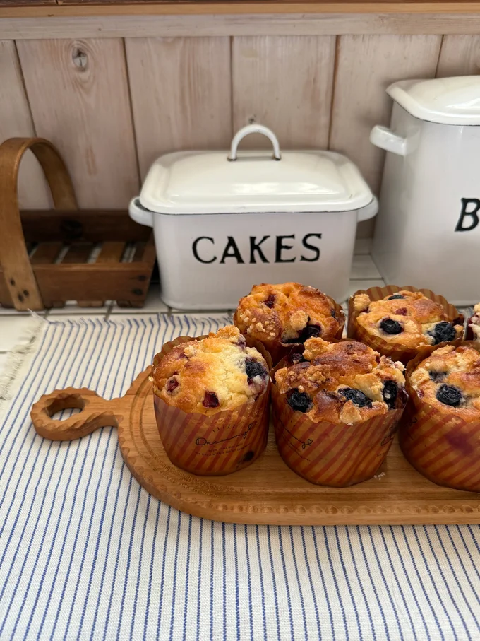 ホワイトのストライプだと爽やかなイメージ　に　▶　見せる収納にしても