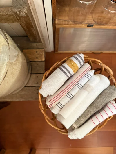 きれいにたたんでかごにいれて見せる収納に