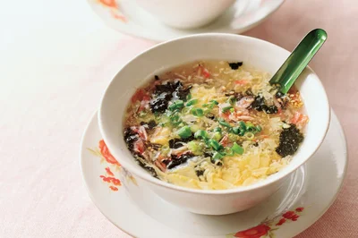 りんさんの家中華！のりや乾燥小えびにスープを注いで完成【のり玉スープ】