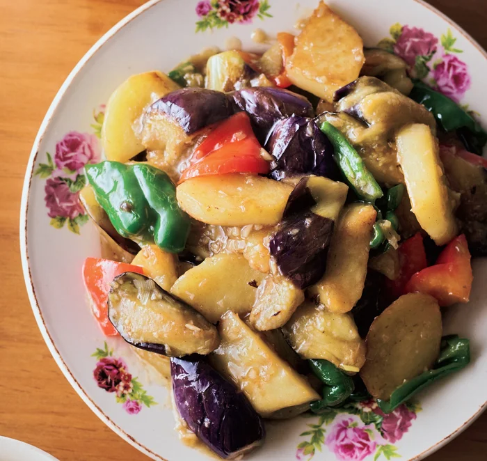 ごはんが進むコク！【じゃがいも、なす、ピーマンのこっくり炒め】中国・東北地方の定番おかず