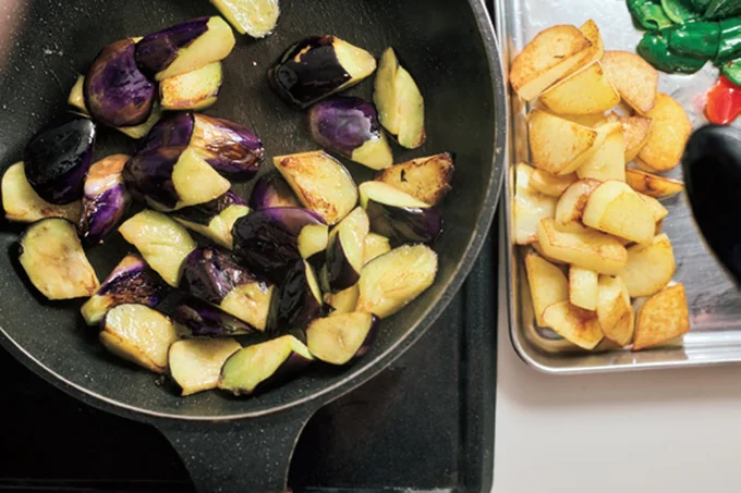 野菜は1種類ずつ炒めると、火の通りが均一に