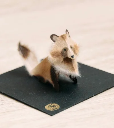 和紙で作るタヌキ▶ずっと見ていたくなる作品です（⇒次へ）