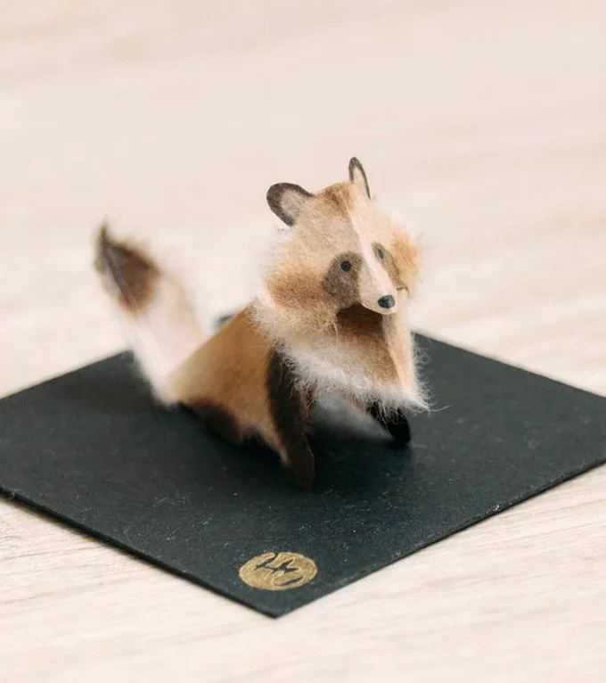 和紙で作るタヌキ▶ずっと見ていたくなる作品です（⇒次へ）