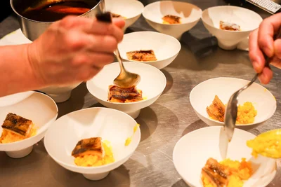 サフランとパルミジャーノが香るミラノ風リゾットに、穴子の旨みが重なり、後味は驚くほど軽やか。