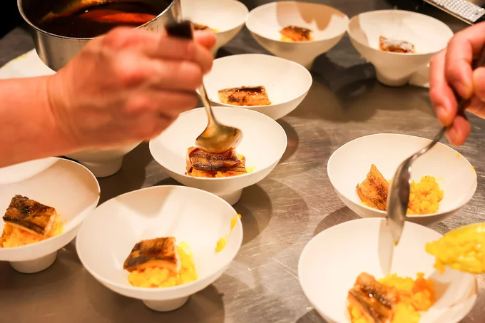 サフランとパルミジャーノが香るミラノ風リゾットに、穴子の旨みが重なり、後味は驚くほど軽やか。