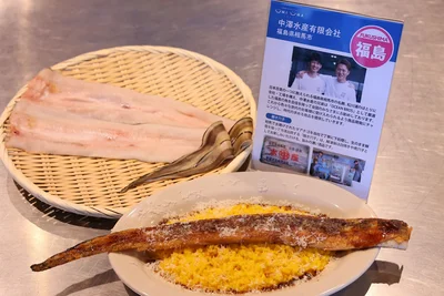 中澤水産の「開き穴子」。生きたまま生け簀で管理し、注文を受けてから手作業で加工。