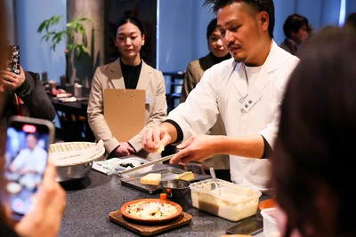 フェアに参加する飲食店と水産加工業者が一堂に会し、三陸・常磐の海の恵みを生かした料理を披露。
