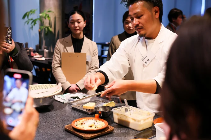 フェアに参加する飲食店と水産加工業者が一堂に会し、三陸・常磐の海の恵みを生かした料理を披露。