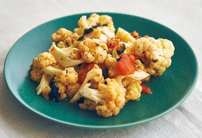 カリフラワー+トマト+海苔の相性抜群！レンジでチンするだけで驚きの味【カリフラワーとトマトの海苔和え】