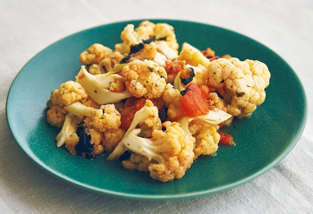 カリフラワー+トマト+海苔の相性抜群！レンジでチンするだけで驚きの味【カリフラワーとトマトの海苔和え】