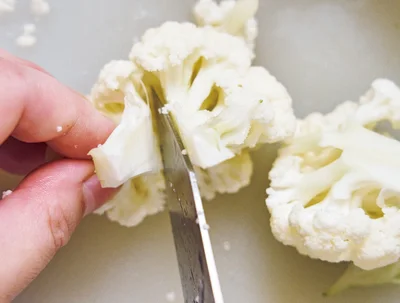 カリフラワーの小房が大きい場合は、付け根に包丁を入れ