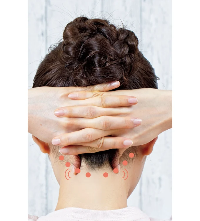 2．親指で左右各4カ所を順に押しながら揺らす