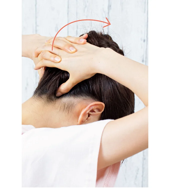 3．後頭骨に親指を引っかけ前に押し上げる